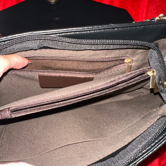 Elegant Black Quilted Shoulder Bag - Picture 4 of 6